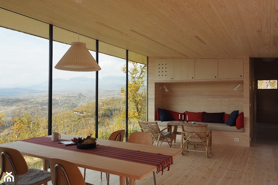 Drewniany dom za miastem - Średnia jadalnia jako osobne pomieszczenie - zdjęcie od Homebook Design