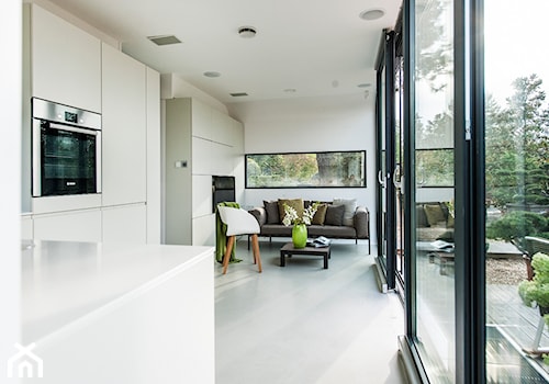 Moodo - Mały biały salon z kuchnią z tarasem / balkonem - zdjęcie od Homebook Design