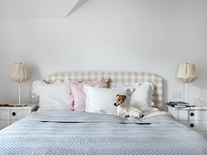 Dom w Trójmieście - Mała biała sypialnia - zdjęcie od Homebook Design