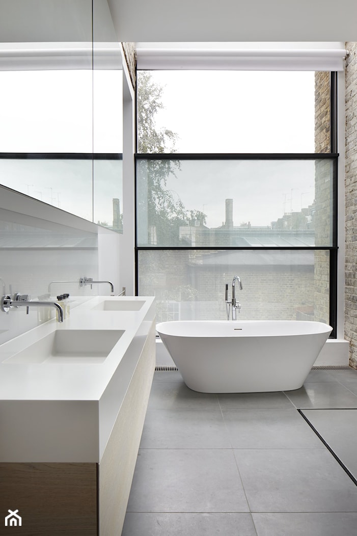 Wąskie mieszkanie - Średnia z lustrem z dwoma umywalkami łazienka z oknem - zdjęcie od Homebook Design - Homebook