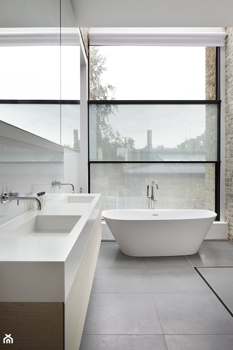 Wąskie mieszkanie - Średnia z lustrem z dwoma umywalkami łazienka z oknem - zdjęcie od Homebook Design