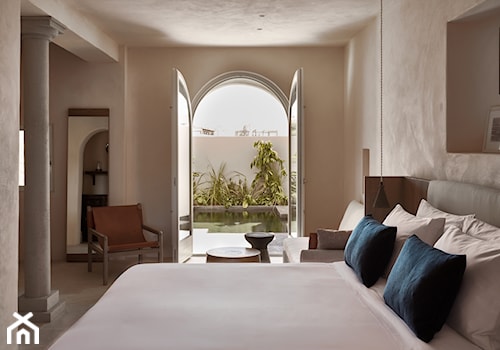 Hotel na greckiej wyspie - Duża biała szara sypialnia z balkonem / tarasem, styl nowoczesny - zdjęcie od Homebook Design