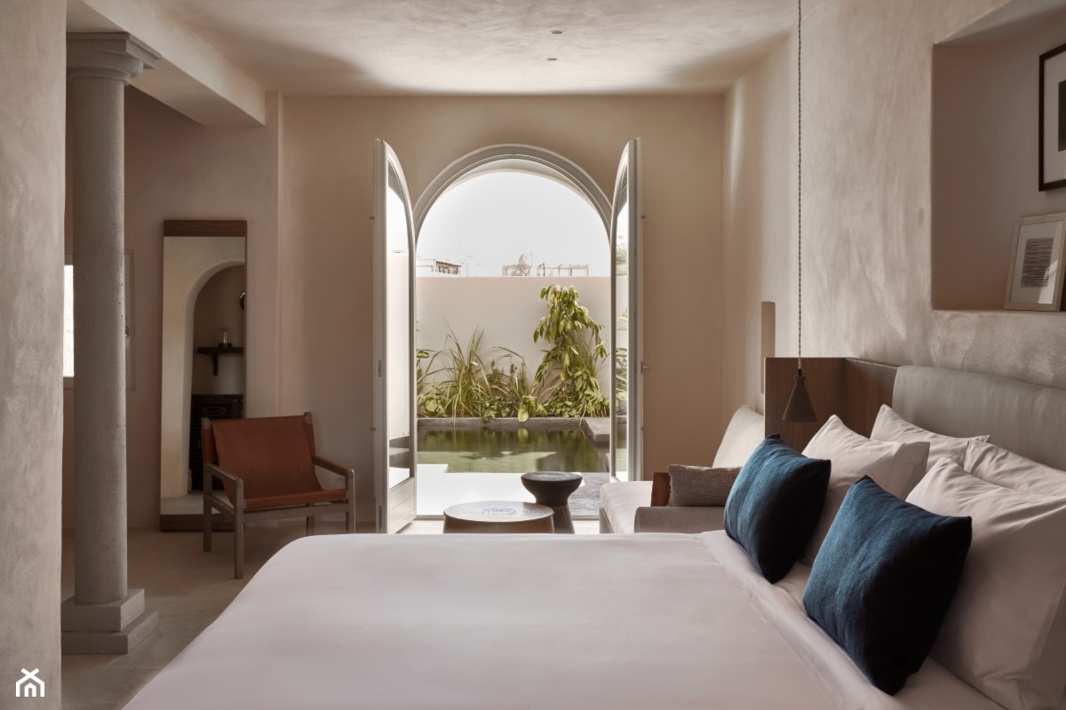 Hotel na greckiej wyspie - Duża biała szara sypialnia z balkonem / tarasem, styl nowoczesny - zdjęcie od Homebook Design - Homebook