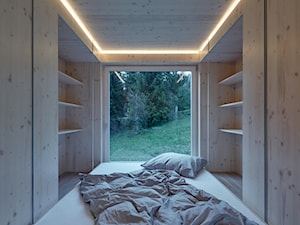 ARK - Mobilny dom przyszłości - Średnia sypialnia z garderobą z balkonem / tarasem - zdjęcie od Homebook Design