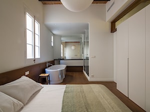 Dom luster w Barcelonie - Średnia biała sypialnia z łazienką, styl nowoczesny - zdjęcie od Homebook Design