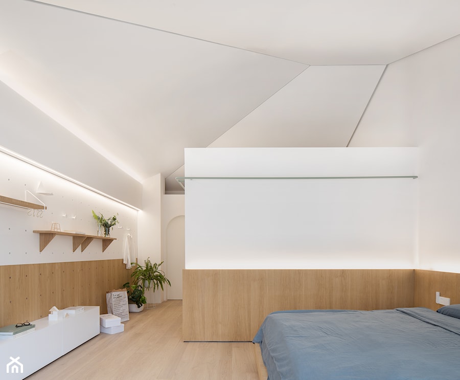 Dom w Szanghaju - Średnia biała sypialnia na poddaszu, styl nowoczesny - zdjęcie od Homebook Design