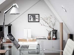 Mieszkać po szwedzku - Małe w osobnym pomieszczeniu białe biuro, styl skandynawski - zdjęcie od Homebook Design