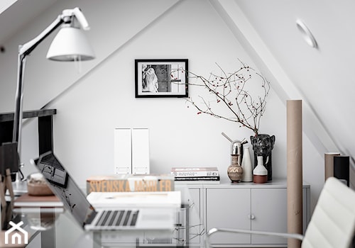 Mieszkać po szwedzku - Małe w osobnym pomieszczeniu białe biuro, styl skandynawski - zdjęcie od Homebook Design