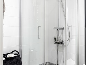 Mieszkać po szwedzku - Bez okna łazienka z oknem, styl skandynawski - zdjęcie od Homebook Design