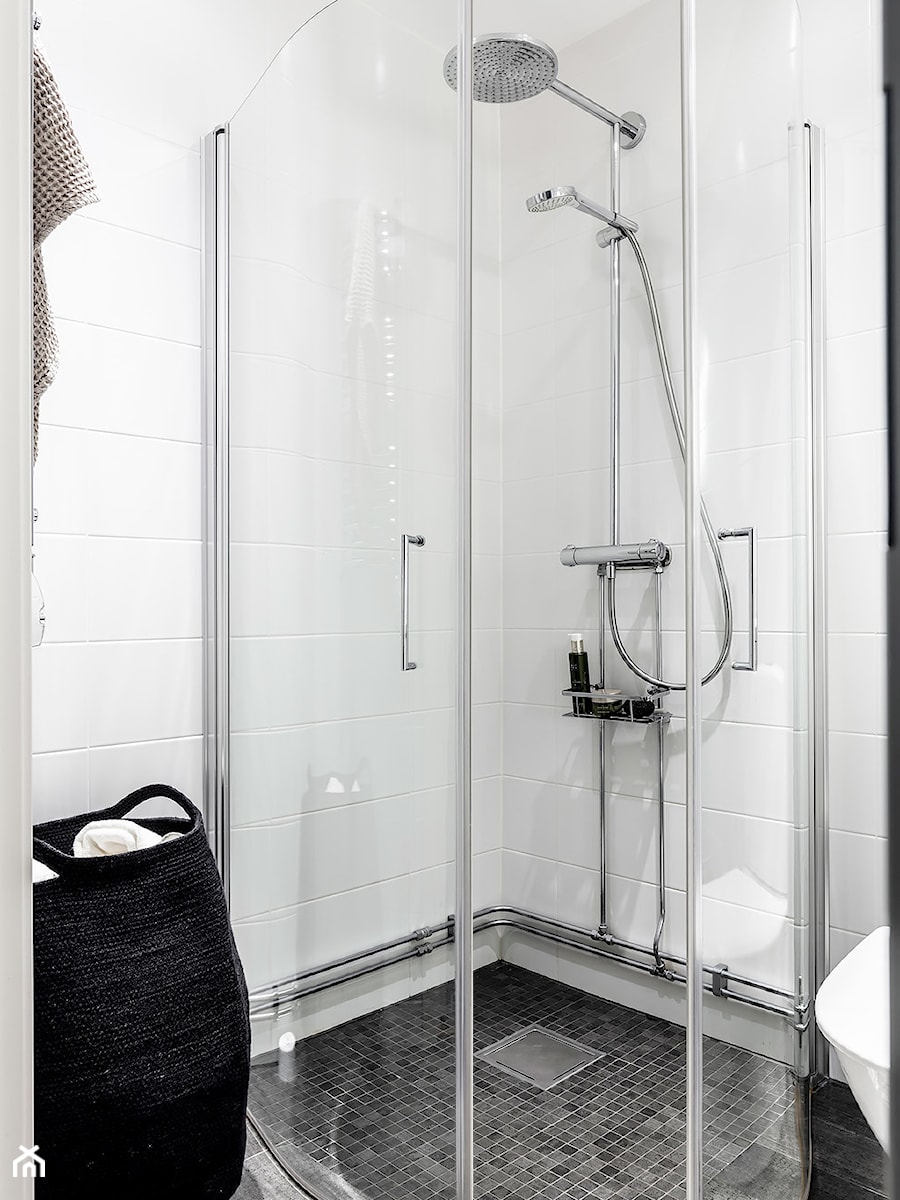 Mieszkać po szwedzku - Bez okna łazienka z oknem, styl skandynawski - zdjęcie od Homebook Design
