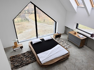 Kolekcja mebli Organique by Gie El - Średnia biała szara sypialnia na poddaszu, styl minimalistyczny - zdjęcie od Homebook Design