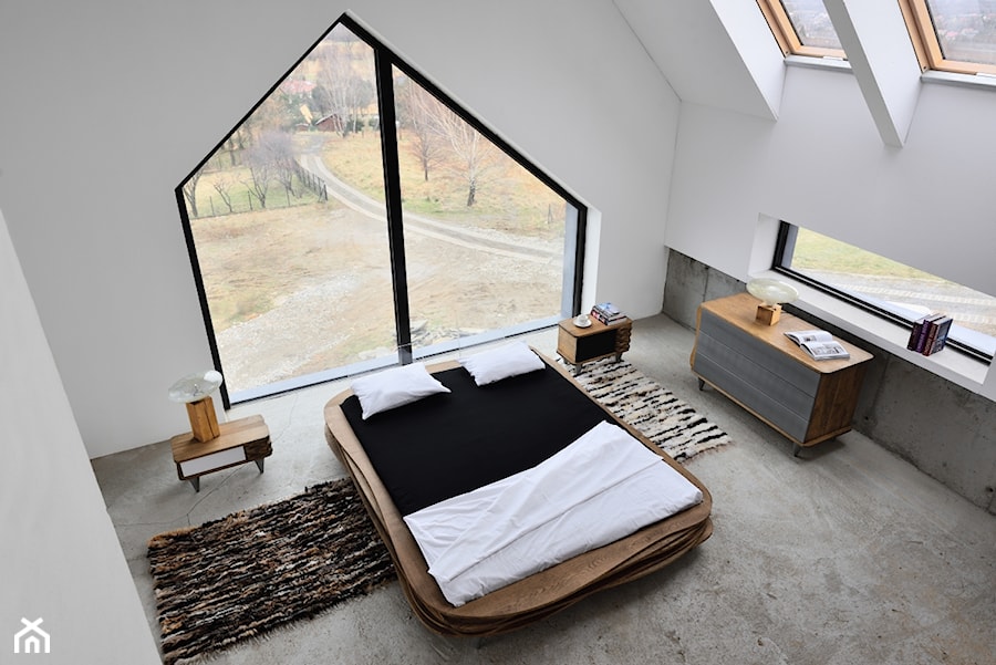 Kolekcja mebli Organique by Gie El - Średnia biała szara sypialnia na poddaszu, styl minimalistyczny - zdjęcie od Homebook Design