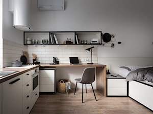 Mniej znaczy więcej - Małe z zabudowanym biurkiem beżowe białe biuro - zdjęcie od Homebook Design