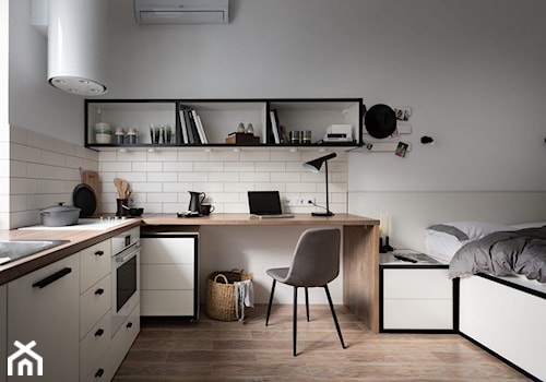 Mniej znaczy więcej - Małe z zabudowanym biurkiem beżowe białe biuro - zdjęcie od Homebook Design