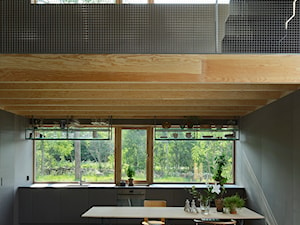 Dom w typowym szwedzkim stylu - Duża otwarta z kamiennym blatem czarna z zabudowaną lodówką z podblatowym zlewozmywakiem kuchnia w kształcie litery l z oknem, styl skandynawski - zdjęcie od Homebook Design