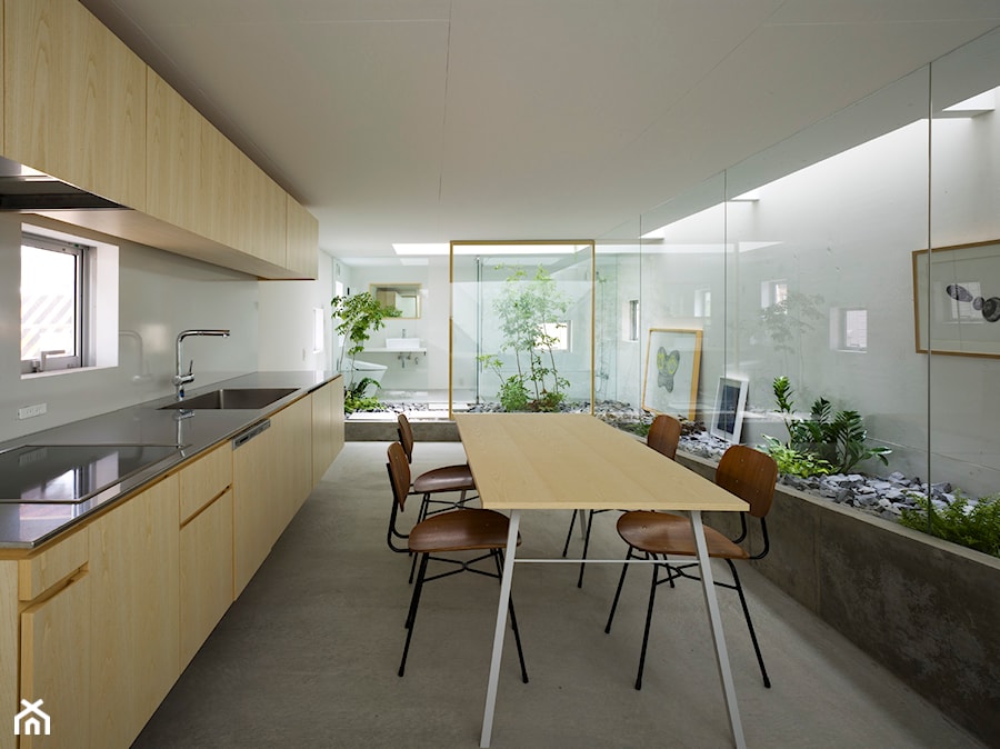 Dom dla roślin - Średnia zamknięta biała z podblatowym zlewozmywakiem kuchnia jednorzędowa z oknem, styl minimalistyczny - zdjęcie od Homebook Design