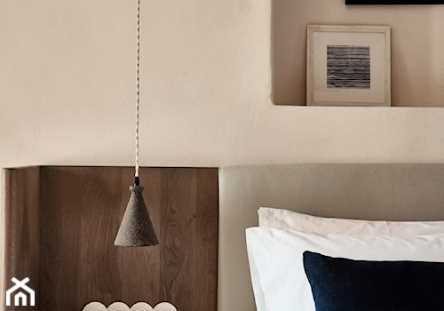 Hotel na greckiej wyspie - Mała beżowa sypialnia, styl nowoczesny - zdjęcie od Homebook Design