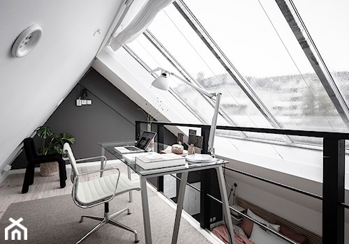 Mieszkać po szwedzku - Średnie w osobnym pomieszczeniu białe czarne biuro, styl skandynawski - zdjęcie od Homebook Design
