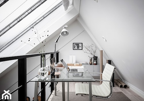 Mieszkać po szwedzku - Małe w osobnym pomieszczeniu białe z fotografiami na ścianie biuro, styl skandynawski - zdjęcie od Homebook Design