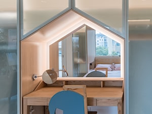 Nietypowe mieszkanie, dla typowej rodziny - Małe w osobnym pomieszczeniu z sofą z zabudowanym biurkiem biuro, styl nowoczesny - zdjęcie od Homebook Design
