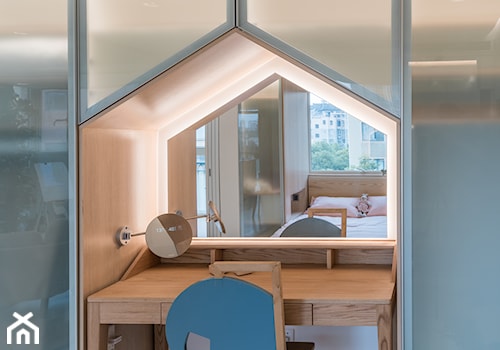 Nietypowe mieszkanie, dla typowej rodziny - Małe w osobnym pomieszczeniu z sofą z zabudowanym biurkiem biuro, styl nowoczesny - zdjęcie od Homebook Design