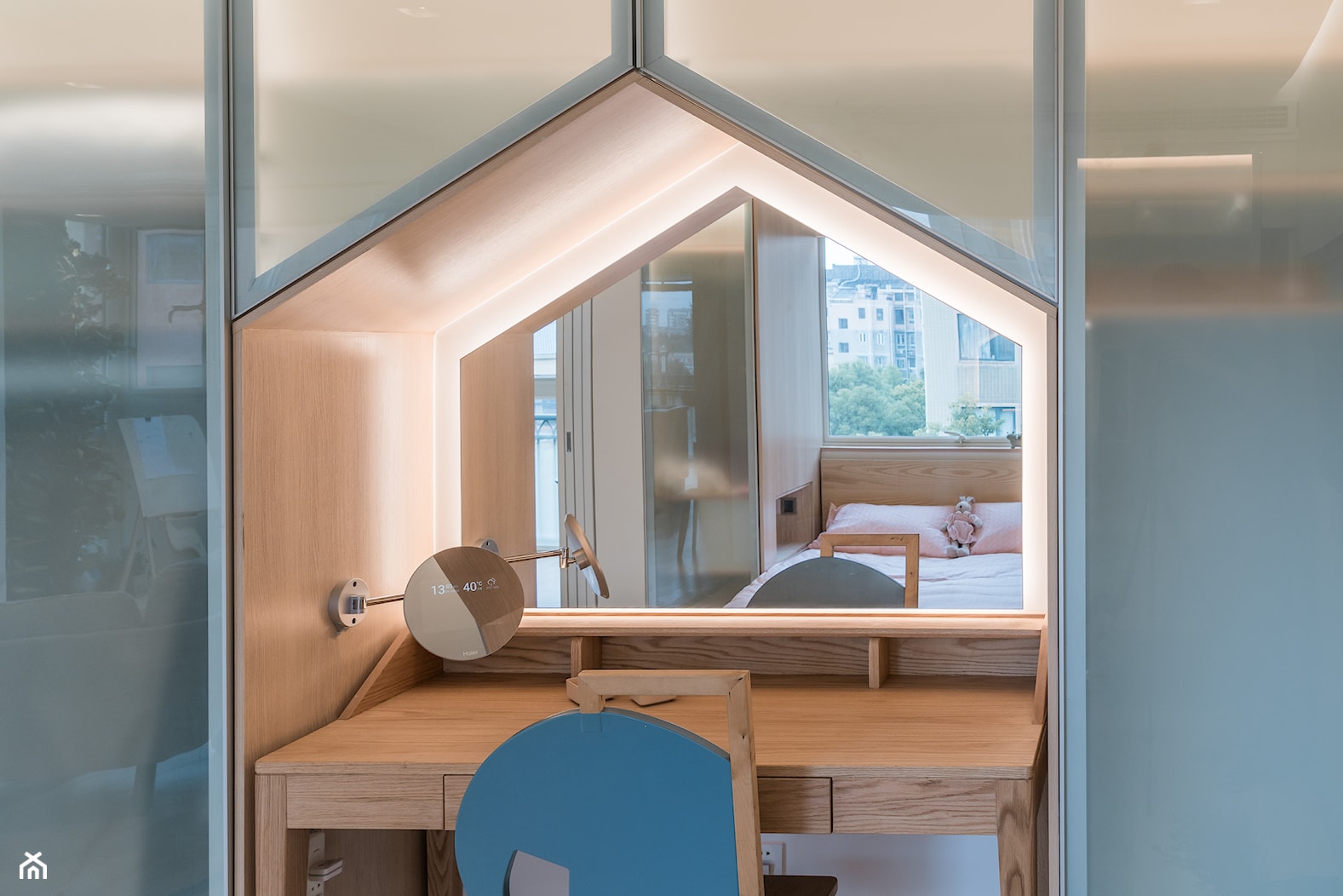 Nietypowe mieszkanie, dla typowej rodziny - Małe w osobnym pomieszczeniu z sofą z zabudowanym biurkiem biuro, styl nowoczesny - zdjęcie od Homebook Design - Homebook