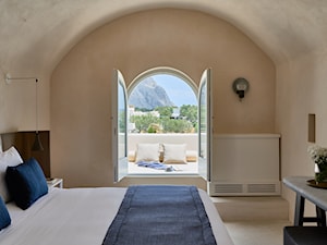 Hotel na greckiej wyspie - Mała beżowa sypialnia na poddaszu z balkonem / tarasem, styl nowoczesny - zdjęcie od Homebook Design
