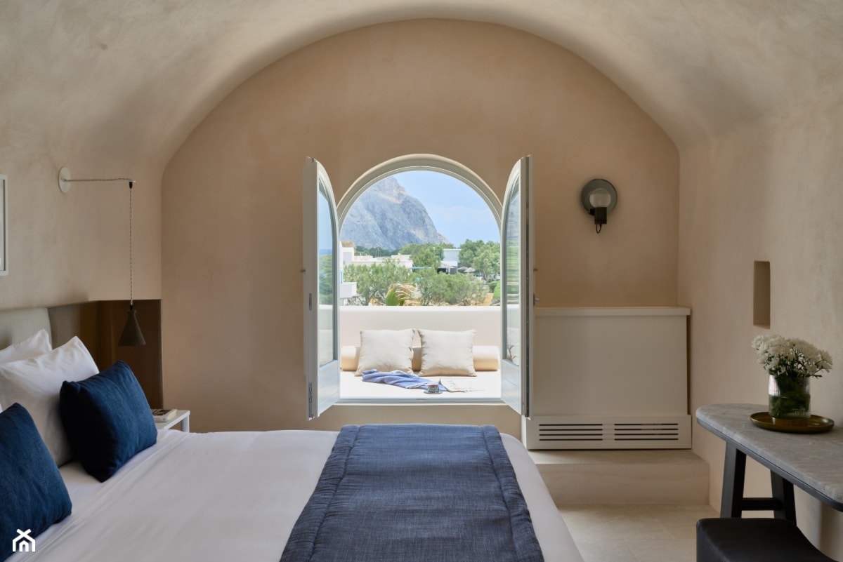 Hotel na greckiej wyspie - Mała beżowa sypialnia na poddaszu z balkonem / tarasem, styl nowoczesny - zdjęcie od Homebook Design - Homebook