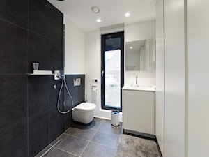 Moodo - Średnia z punktowym oświetleniem łazienka z oknem - zdjęcie od Homebook Design