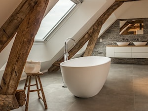 Metamorfoza starej farmy - Duża na poddaszu z dwoma umywalkami łazienka z oknem, styl nowoczesny - zdjęcie od Homebook Design