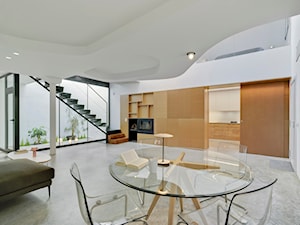 Nowoczesny dwupoziomowy dom - Duża biała jadalnia w salonie, styl nowoczesny - zdjęcie od Homebook Design