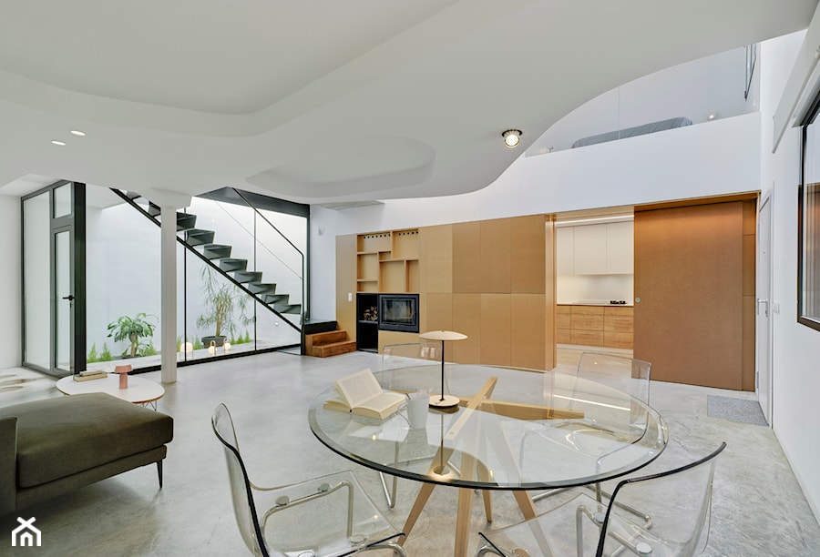 Nowoczesny dwupoziomowy dom - Duża biała jadalnia w salonie, styl nowoczesny - zdjęcie od Homebook Design