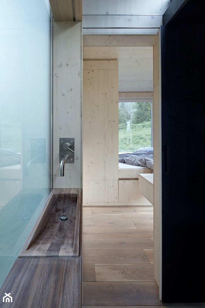 ARK - Mobilny dom przyszłości - Średnia jako pokój kąpielowy łazienka z oknem - zdjęcie od Homebook Design - Homebook