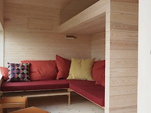 Drewniany dom za miastem - Mały salon z antresolą - zdjęcie od Homebook Design