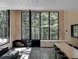 W klimacie północy – niezwykły dom w lesie - Salon - zdjęcie od Homebook Design