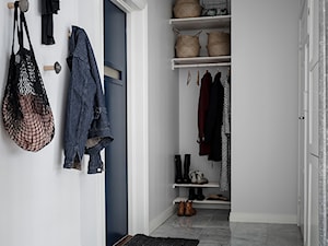 Mieszkać po szwedzku - Średni z wieszakiem biały hol / przedpokój, styl skandynawski - zdjęcie od Homebook Design