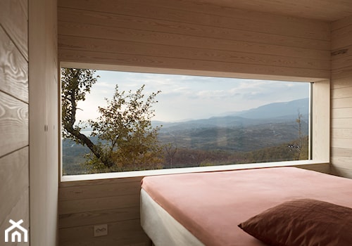 Drewniany dom za miastem - Mała sypialnia - zdjęcie od Homebook Design