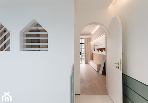 Dom w Szanghaju - Biała sypialnia z balkonem / tarasem, styl nowoczesny - zdjęcie od Homebook Design
