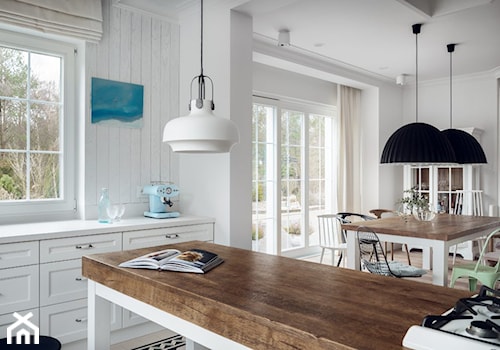 Dom w Trójmieście - Średnia otwarta z salonem z kamiennym blatem biała z lodówką wolnostojącą kuchnia jednorzędowa z oknem - zdjęcie od Homebook Design