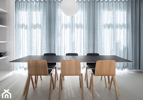Dom numer 13. Minimalizm na cztery barwy - Duża biała jadalnia, styl minimalistyczny - zdjęcie od Homebook Design
