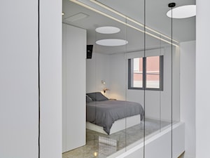 Nowoczesny dwupoziomowy dom - Średnia szara sypialnia, styl nowoczesny - zdjęcie od Homebook Design