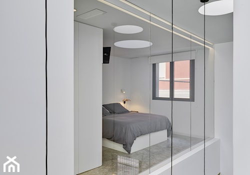 Nowoczesny dwupoziomowy dom - Średnia szara sypialnia, styl nowoczesny - zdjęcie od Homebook Design