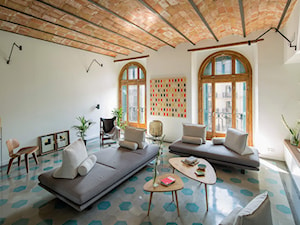 Dom luster w Barcelonie - Średni biały salon z tarasem / balkonem, styl nowoczesny - zdjęcie od Homebook Design