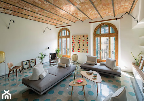 Dom luster w Barcelonie - Średni biały salon z tarasem / balkonem, styl nowoczesny - zdjęcie od Homebook Design
