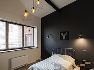 Minimalistyczny loft na Litwie - Średnia czarna szara sypialnia na poddaszu, styl industrialny - zdjęcie od Homebook Design