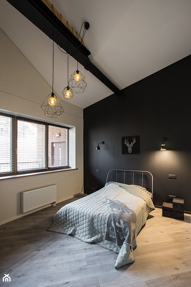 Minimalistyczny loft na Litwie - Średnia czarna szara sypialnia na poddaszu, styl industrialny - zdjęcie od Homebook Design