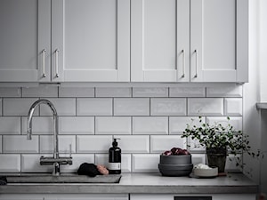 Mieszkać po szwedzku - Mała zamknięta z kamiennym blatem biała szara z zabudowaną lodówką z nablatowym zlewozmywakiem kuchnia jednorzędowa z oknem, styl skandynawski - zdjęcie od Homebook Design