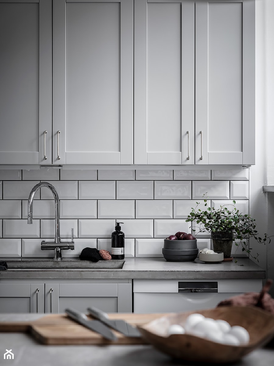 Mieszkać po szwedzku - Mała zamknięta z kamiennym blatem biała szara z zabudowaną lodówką z nablatowym zlewozmywakiem kuchnia jednorzędowa z oknem, styl skandynawski - zdjęcie od Homebook Design