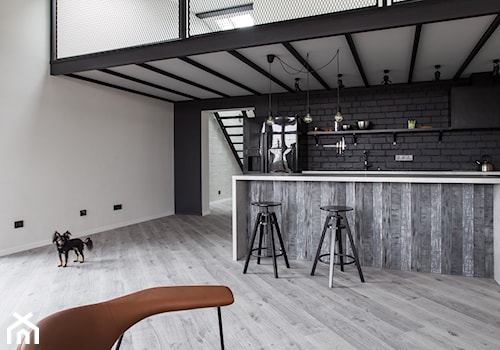 Minimalistyczny loft na Litwie - Średnia otwarta z kamiennym blatem beżowa z zabudowaną lodówką z nablatowym zlewozmywakiem kuchnia dwurzędowa, styl industrialny - zdjęcie od Homebook Design