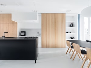 Dom numer 13. Minimalizm na cztery barwy - Średnia biała jadalnia w kuchni, styl minimalistyczny - zdjęcie od Homebook Design